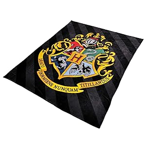 Elbenwald Harry Potter Kuscheldecke mit Hogwarts-Wappen Motiv Unisex 180 x 220 cm schwarz